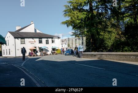 Das Crown Inn and Hotel in Coniston, Cumbria an einem sonnigen Tag. Stockfoto