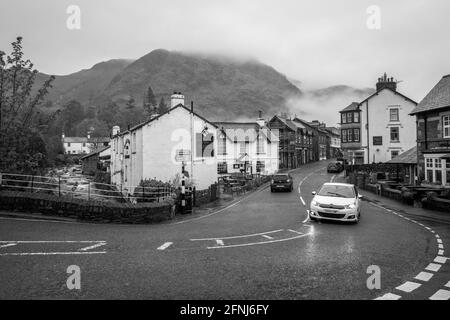 Das Black Bull Inn and Hotel in Coniston, Cumbria an einem regnerischen Tag. Stockfoto