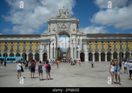 Arco da Rua Augusta. Die Praça do Comércio, Baixa Pombalina. Lissabon Stockfoto