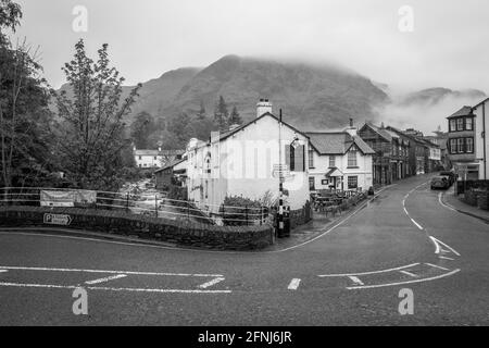 Das Black Bull Inn and Hotel in Coniston, Cumbria an einem regnerischen Tag. Stockfoto