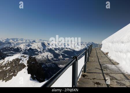 Santis Terrasse, Gehweg mit Stahlgeländer, Blick auf die sieben churfirsten unter wolkenlosem blauen Himmel, tagsüber ohne Menschen Stockfoto