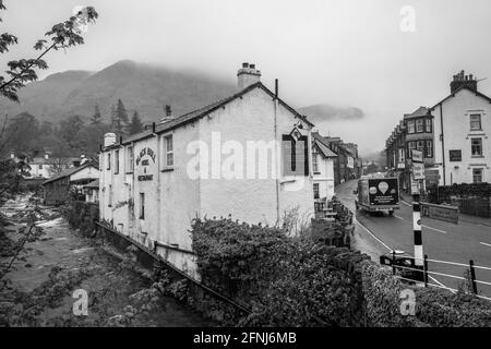 Das Black Bull Inn and Hotel in Coniston, Cumbria an einem regnerischen Tag. Stockfoto