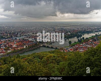 Blick über Heidelberg, das deutsche Stadtzentrum und den Neckar von Michelsberg aus an einem bewölkten Herbsttag. Stockfoto