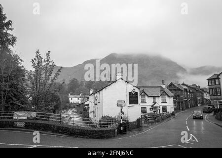 Das Black Bull Inn and Hotel in Coniston, Cumbria an einem regnerischen Tag. Stockfoto