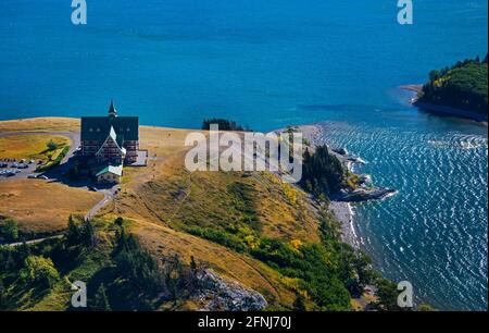 Das Prince of Wales Hotel liegt im Herzen des Waterton Lakes National Park in Alberta, Kanada, auf einer Klippe mit Blick auf den Upper Waterton Lake. Stockfoto