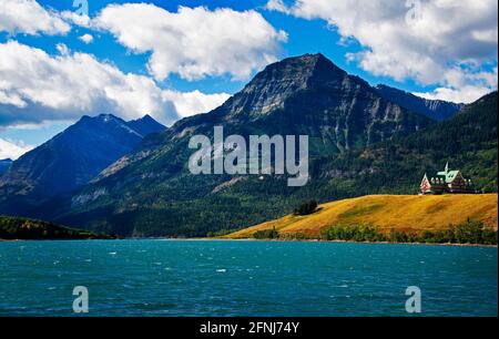 Das Prince of Wales Hotel liegt im Herzen des Waterton Lakes National Park in Alberta, Kanada, auf einer Klippe mit Blick auf den Upper Waterton Lake. Stockfoto