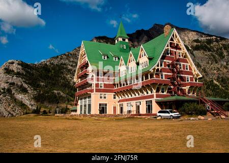 Das Prince of Wales Hotel liegt im Herzen des Waterton Lakes National Park in Alberta, Kanada, auf einer Klippe mit Blick auf den Upper Waterton Lake. Stockfoto