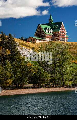 Das Prince of Wales Hotel liegt im Herzen des Waterton Lakes National Park in Alberta, Kanada, auf einer Klippe mit Blick auf den Upper Waterton Lake. Stockfoto