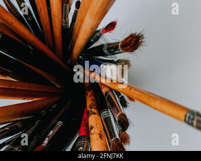 Draufsicht auf gebrauchte Pinsel auf einem weißen Tisch Stockfoto