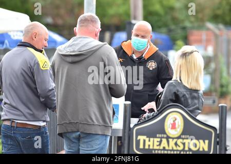Castleford, Großbritannien. Mai 2021. Castleford-Fans kommen vor dem Spiel in Castleford, Großbritannien, am 5/17/2021 in die lokale Kneipe. (Foto von Richard Long/News Images/Sipa USA) Quelle: SIPA USA/Alamy Live News Stockfoto