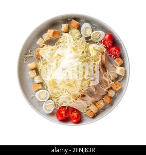 Isolierter Teller mit frischem caesar-Salat auf Weiß Stockfoto