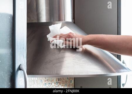 Weibliche Handtüchern aus Edelstahl Dunstabzugshaube in der Küche zu Hause Stockfoto