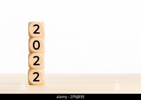 Holzblöcke mit der Nummer 2022. Konzept für das neue Jahr. Speicherplatz kopieren. Weißer Hintergrund Stockfoto
