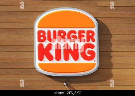 Eskilstuna, Schweden - 17. April 2021: Das neue umfirmende Burger King-Logo an der Wand des Fast-Food-Restaurants. Stockfoto