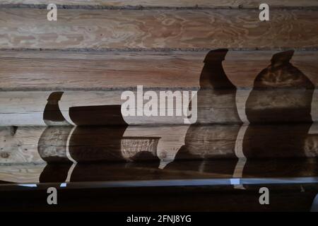 Schatten an der Wand mit weiblicher Hand und Utensilien Stockfoto