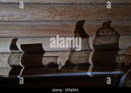 Schatten an der Wand mit weiblicher Hand und Utensilien Stockfoto