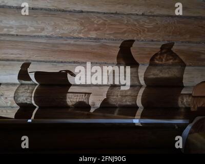 Schatten an der Wand mit weiblicher Hand und Utensilien Stockfoto