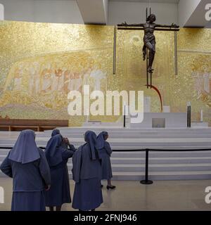 Fatima, Portugal - 5. November 2007: Nonnen besuchen die neue Kirche von Fatima. Stockfoto