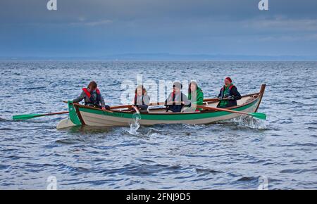 Portobello, Edinburgh, Schottland. VEREINIGTES KÖNIGREICH. Mai 2021. Mit der Öffnung der Covid-19-Beschränkungen in Schottland können die Mitglieder des RowPorty Coastal Rowing Club zum ersten Mal seit dem letzten August auf dem Firth of Forth austreten. Quelle: Arch White/Alamy Live News Stockfoto