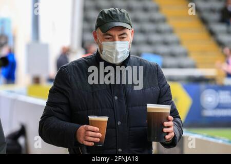 Ein Fan trägt als 1750 Fans zwei Pint Guinness Kehren Sie nach Kingston Park zurück, um das Spiel der Gallagher Premiership zu veranstalten Zwischen Newcastle Falcons und Northampton Saints Stockfoto