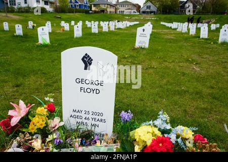 Grabstein auf dem Friedhof Black Lives Matter auf der George Floyd Memorial Site und dem Platz in Minneapolis, Minnesota. Sagen Sie Ihre Namen. 38. & Chicago-Schrein. Stockfoto