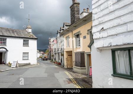 Die engen Gassen in der kleinen Stadt Hawkshead im Seengebiet, Cumbria, England. Stockfoto