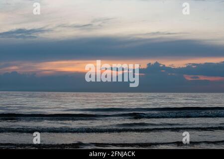 Schöne Wolkengebilde über das Meer, Sonnenaufgang erschossen Stockfoto