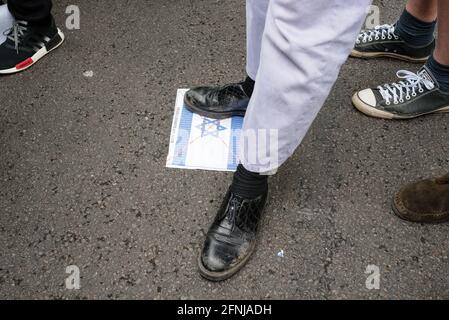 London, Großbritannien. Mai 2021. Pro-palästinensische Demonstranten marschieren in London vom Marble Arch zur israelischen Botschaft gegen die israelische Räumung von Palästinensern Stockfoto