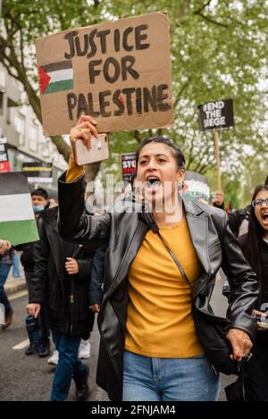 London, Großbritannien. Mai 2021. Pro-palästinensische Demonstranten marschieren in London vom Marble Arch zur israelischen Botschaft gegen die israelische Räumung von Palästinensern Stockfoto