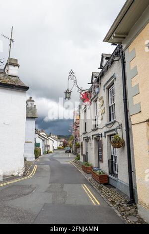 Die engen Gassen in der kleinen Stadt Hawkshead im Seengebiet, Cumbria, England. Stockfoto