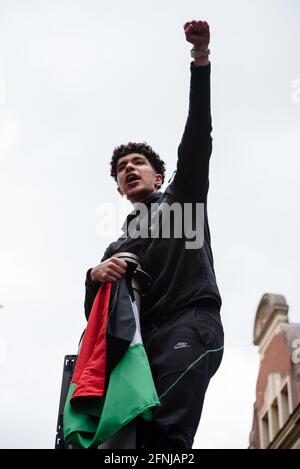 London, Großbritannien. Mai 2021. Pro-palästinensische Demonstranten marschieren in London vom Marble Arch zur israelischen Botschaft gegen die israelische Räumung von Palästinensern Stockfoto