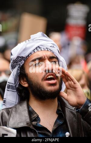 London, Großbritannien. Mai 2021. Pro-palästinensische Demonstranten marschieren in London vom Marble Arch zur israelischen Botschaft gegen die israelische Räumung von Palästinensern Stockfoto