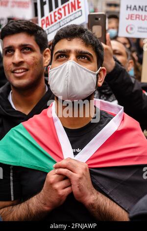 London, Großbritannien. Mai 2021. Pro-palästinensische Demonstranten marschieren in London vom Marble Arch zur israelischen Botschaft gegen die israelische Räumung von Palästinensern Stockfoto