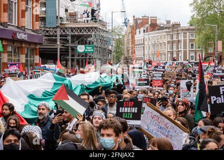 London, Großbritannien. Mai 2021. Pro-palästinensische Demonstranten marschieren in London vom Marble Arch zur israelischen Botschaft gegen die israelische Räumung von Palästinensern Stockfoto