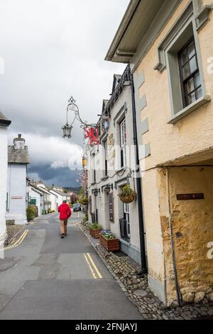 Die engen Gassen in der kleinen Stadt Hawkshead im Seengebiet, Cumbria, England. Stockfoto