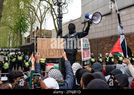 London, Großbritannien. Mai 2021. Pro-palästinensische Demonstranten marschieren in London vom Marble Arch zur israelischen Botschaft gegen die israelische Räumung von Palästinensern Stockfoto