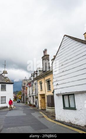 Die engen Gassen in der kleinen Stadt Hawkshead im Seengebiet, Cumbria, England. Stockfoto