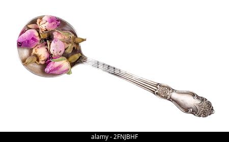 Draufsicht auf getrocknete Rosenknospen in silbernem Löffelausschnitt Auf weißem Hintergrund Stockfoto