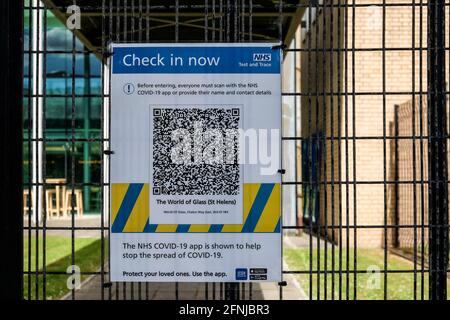 NHS Test and Trace QR-Code im World of Glass Besucherzentrum, St. Helens, Großbritannien. Stockfoto