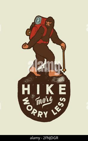 Bigfoot-Wanderer mit einem Trekkingstock und Rucksack auf der Spitze des Berges. Mehr steigen - weniger Sorgen machen. Vintage Typografie T-Shirt Druck Vektor illustrati Stock Vektor