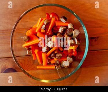 Frischer Salat Karotten Paprika Würste, voller Farben. Stockfoto