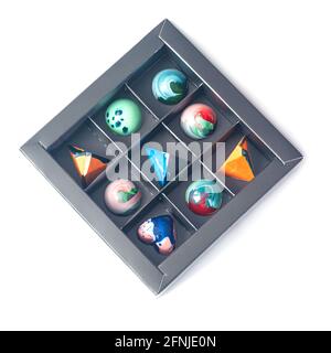 Bonbons aus gehärteter Schokolade mit glänzend lackiertem Körper in einer Schachtel mit Blur-Elementen. Blick von oben. Stock-Fotografie. Stockfoto