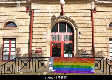 Vendrell, Spanien. Mai 2021. Die LGBT-Flagge hängt an der Fassade der Sozialgemeinschaft von Vendrell, Spanien, um die IDAHOBIT-Gemeinschaft zu unterstützen.am 17. Mai ist der Tag gegen Homophobie, Transphobia und Biophobia, IDAHOBIT-Gemeinschaft. Der stadtrat von El Vendrell in Spanien setzt Flaggen des LGBT-Stolzes auf die façade von Regierungsgebäuden und bemalt auf Straßensitzen mit der Flagge des Transgender-Stolzes. (Foto von Ramon Costa/SOPA Images/Sipa USA) Quelle: SIPA USA/Alamy Live News Stockfoto