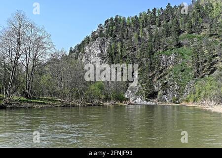 Felsen am Ufer des Zilim. Frühling im Naturpark Zilim, Republik Baschkortostan, Russland. Stockfoto