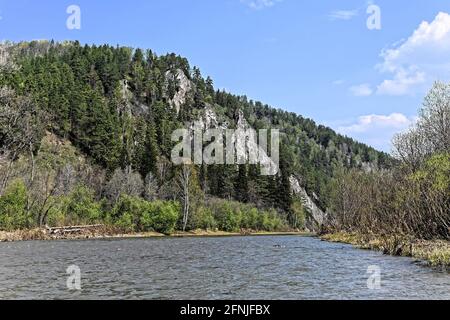 Felsen am Ufer des Zilim. Frühling im Naturpark Zilim, Republik Baschkortostan, Russland. Stockfoto