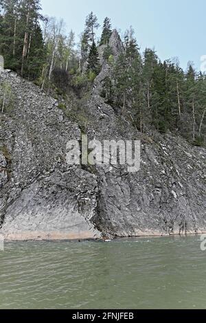 Felsen am Ufer des Zilim. Frühling im Naturpark Zilim, Republik Baschkortostan, Russland. Stockfoto