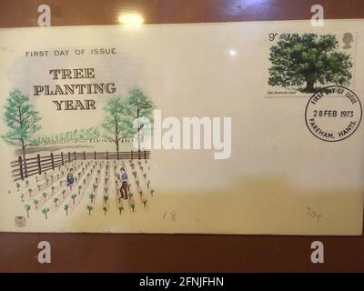 Briefmarke und Postkarte des ersten Tages zur Feier der Kampagne „Plant A Tree in '73' der 1970er Jahre; 1973. VEREINIGTES KÖNIGREICH (123) Stockfoto