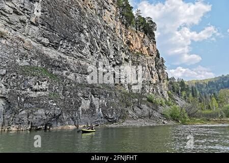 Felsen am Ufer des Zilim. Frühling im Naturpark Zilim, Republik Baschkortostan, Russland. Stockfoto