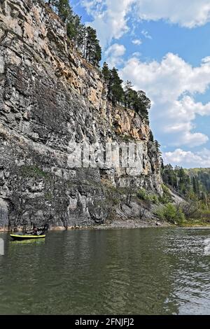 Felsen am Ufer des Zilim. Frühling im Naturpark Zilim, Republik Baschkortostan, Russland. Stockfoto