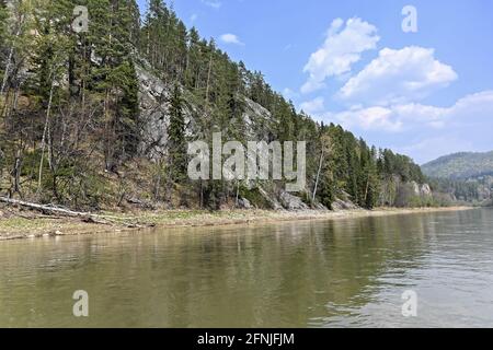 Felsen am Ufer des Zilim. Frühling im Naturpark Zilim, Republik Baschkortostan, Russland. Stockfoto